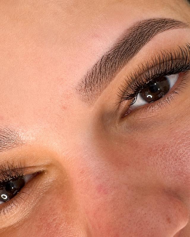 Diseño de cejas con henna